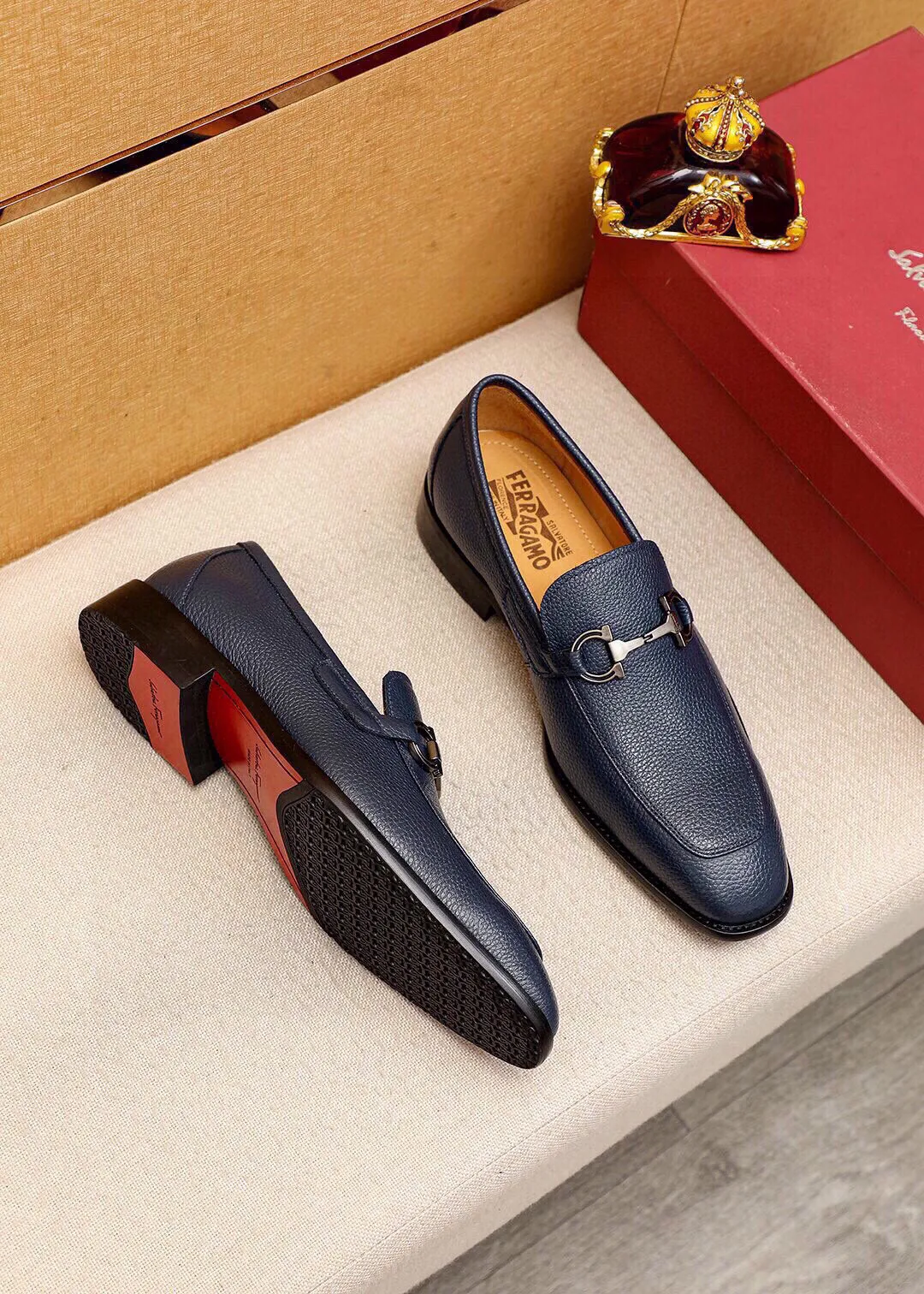 Men's shoes 💰460 💐 Product trademark: Ferragamo "Ferragamo" casual leather shoes Regular size: 38-44 (45🉑️customized) Product materials: Selected imported first-layer pebbled cowhide leather upper + luxury hardware buckle, imported water-dyed cowhide leather lining. Strong three-dimensional visual effect, original outsole Color: 3⃣️colors available